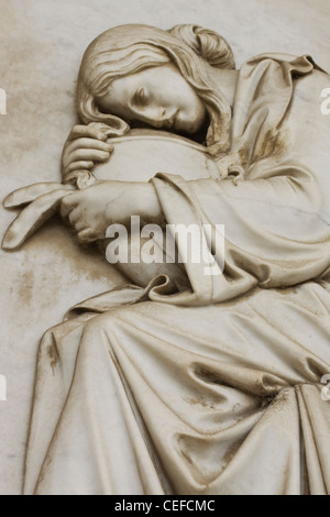 Statue von einer Dame Golding eine Urne auf dem Friedhof Campo Verano in Rom Italien Stockfoto