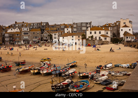 St Ives Hafenstrand, Angelboote/Fischerboote am Strand, St. Ives, Cornwall, UK. Stockfoto