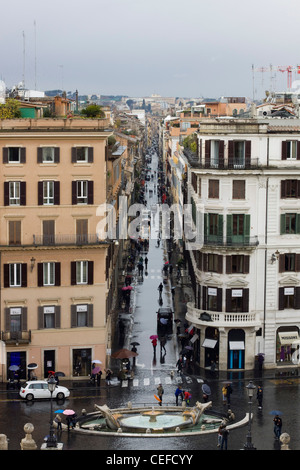 Die Via Condotti ist eines der berühmtesten und reichsten Einkaufsstraßen von Rom Italien Stockfoto