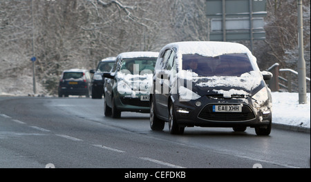 Fahrzeuge fahren in Sub zero Bedingungen und Schnee auf der A14 in und um Huntingdon Cambridgeshire. Stockfoto