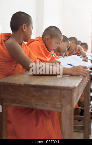 Novizen in einem Klassenzimmer in Wat Siphoutthabat Schule, Luang Prabang, Laos Stockfoto