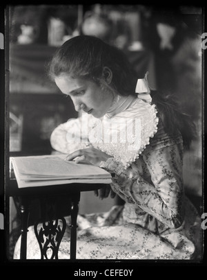 Vintage Foto von einem jungen viktorianische Mädchen ein Buch zu lesen Stockfoto