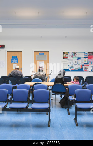 Wartezimmer im NHS-Gesundheitszentrum, England Stockfoto