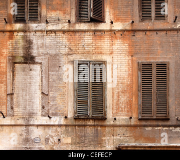 Fensterläden aus Holz auf verlassenen Gebäude Stockfoto