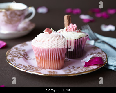 Teller mit dekorierten cupcakes Stockfoto