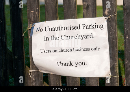 "Keine unerlaubten Parken" Schild an kirchlichen Zaun. Stockfoto