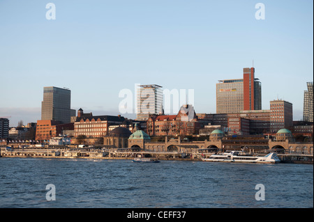 St. Pauli Landungsbrücken mit "Hafenkrone", Hamburgs alte Hafen-Terminal und die neue skyline Stockfoto