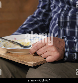 Ältere Menschen Essen auf Tablett Stockfoto