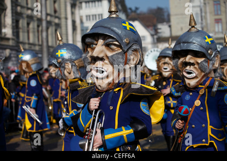 Bewohner zu sammeln für das jährliche Frühlingsfest der Fashnacht Fett montags in der Altstadt von Luzern (Luzern), Schweiz Stockfoto