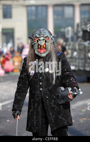 Bewohner zu sammeln für das jährliche Frühlingsfest der Fashnacht Fett montags in der Altstadt von Luzern (Luzern), Schweiz Stockfoto