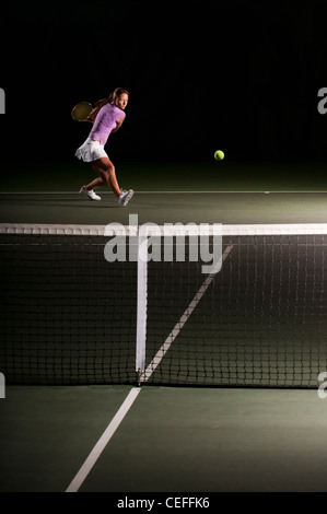 Frau spielt Tennis im Innenbereich Stockfoto