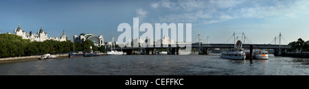 Panorama Bahnhof Charing Cross und Hungerford Bridge in London Stockfoto