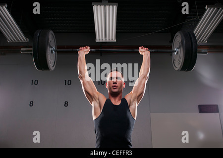 Mann im Fitnessstudio Gewichte heben Stockfoto