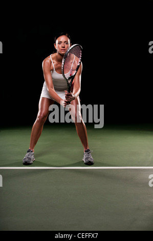 Frau spielt Tennis im Innenbereich Stockfoto