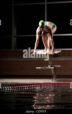 Schwimmer, balanciert, um in den Pool eintauchen Stockfoto
