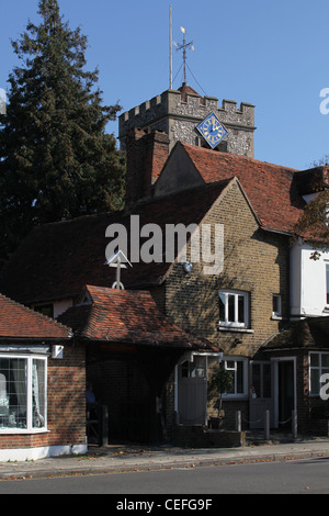 Ein Blick auf St.-Martins Kirche und High Street in Ruislip, London Borough of Hillingdon Stockfoto