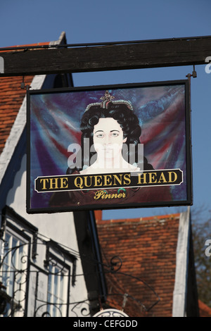 Einen Blick auf The Queens Head Pub und Pinner High Street, Middlesex, London UK Stockfoto