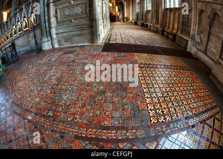 Größte Bereich der mittelalterlichen Fliesen, Kathedrale von Winchester, Hampshire, England. Stockfoto