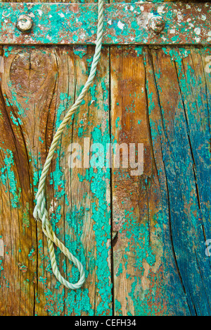 Farbe und Seile auf altem Holz flatschen Stockfoto