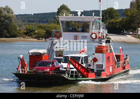 Fähre über den Fluss Seine von Le Mesnil Sous Jumieges nach Yville Sur Seine, Normandie, Frankreich Stockfoto