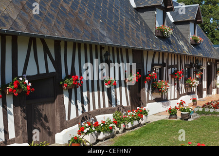 alte hölzerne Bauernhaus mit Blumen im Fenster Bayern Deutschland