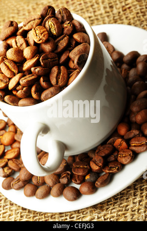 Tasse Kaffee Bohnen voll hautnah Stockfoto