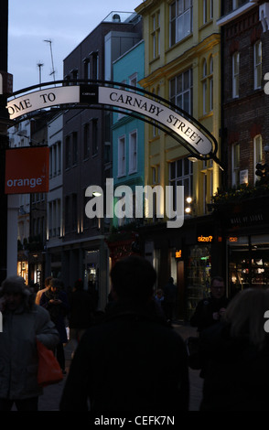 einen niedrigen Licht Blick entlang der Carnaby Street in London Stockfoto