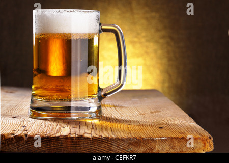 Bier-Becher close-up auf dem Holztisch Stockfoto