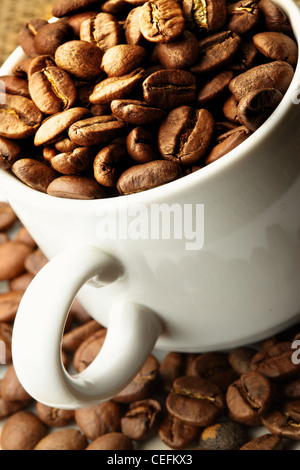 Tasse Kaffee Bohnen voll hautnah Stockfoto