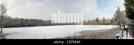 Obelisk-See im Windsor Great Park mit Schnee bedeckt Stockfoto