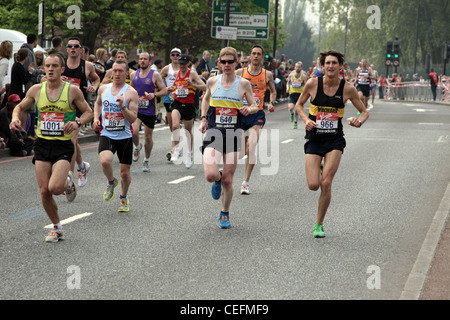 Eliteläufer läuft in den Virgin London Marathon 2011 Stockfoto