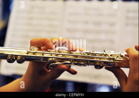 Querflöte Lektion Nahaufnahme von Händen, Querflöte und Musik Stockfoto