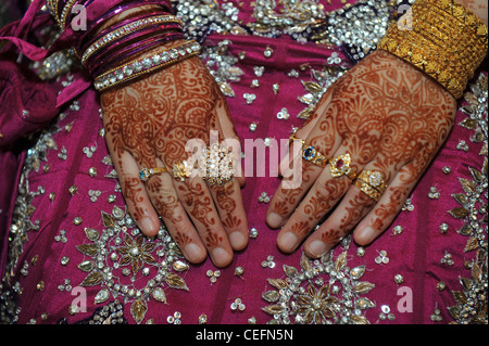 Eine pakistanische Braut bereitet für ihren Hochzeitstag Bradford UK Stockfoto