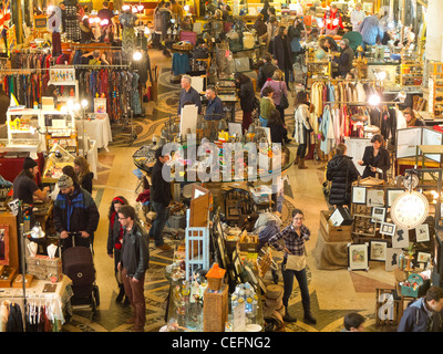 Brooklyn Flea Market in Williamsburg Sparkasse Stockfoto