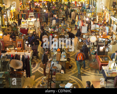 Brooklyn Flea Market in Williamsburg Sparkasse Stockfoto