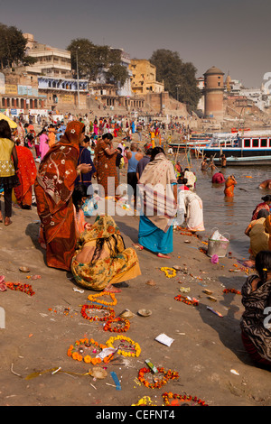 Indien, Uttar Pradesh, Varanasi, Gangamahal Ghat, hell gekleidet Pilger versammelten sich am Ufer des Flusses Ganges Stockfoto