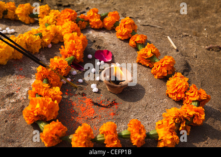 Indien, Uttar Pradesh, Varanasi, Gangamahal Ghat, kleine Lampe bietet in "Girlande" Ringelblume am Ufer des Ganges Stockfoto