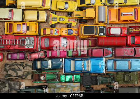 Blick hinunter, warf Auswahl sterben Spielzeug-Modell-Autos, in einem Raster angeordnet durch Farbe; gelb, rot, blau und grün. Studio Foto. Stockfoto