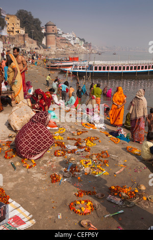 Indien, Uttar Pradesh, Varanasi, Gangamahal Ghat und florale Angebote am Ufer des Ganges Stockfoto