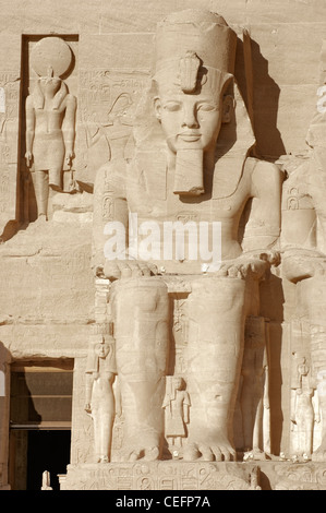 architektonische Details der historischen Tempel Abu Simbel in Ägypten (Afrika) unter anderem eine große Steinskulptur von Ramses 2. Stockfoto