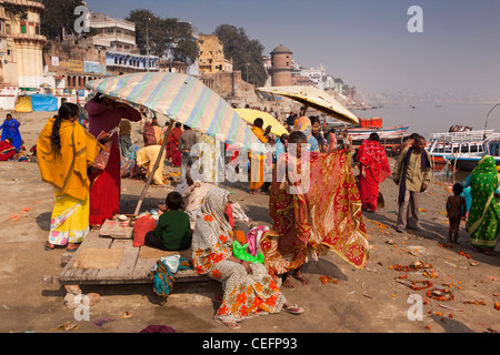 Indien, Uttar Pradesh, Varanasi, Gangamahal Ghat, hell gekleidet Pilger versammelten sich am Ufer des Flusses Ganges Stockfoto