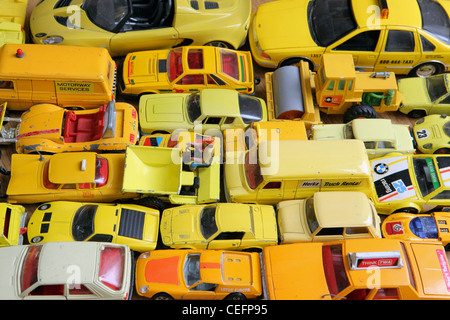 Stau von gelben Modellautos, alle Schattierungen von gelb, home Studio, UK Stockfoto