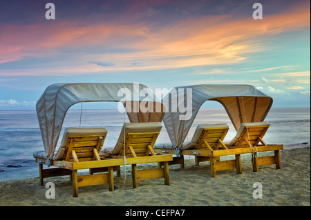 Strandkörbe im Four Seasons Resort. Hawaii, Big Island. Stockfoto