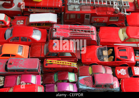 Stau von roten Modellautos, alle Schattierungen von rot, home Studio, UK Stockfoto