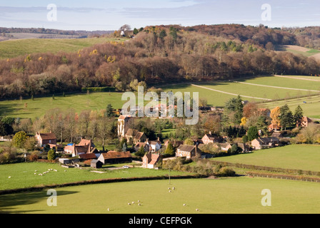 Chiltern Hills - Fingest Dorf - gesehen von der Chiltern Weg Fußweg - in Zusammenhang mit den umliegenden Hügeln. Stockfoto
