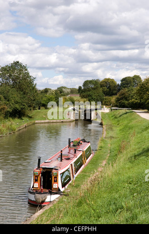 Marsworth - Dollar - Blick über Grand Union Canal - Narrowboat - vertäut im Schloss-Becken Stockfoto