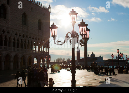 Der frühen Morgensonne auf der Piazzetta San Marco. Venedig, Italien. Stockfoto