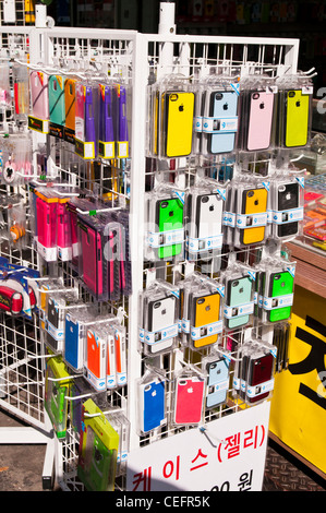 bunte Vielfalt an iPhone Jacken auf dem Display von einer Handy-Zubehör-Shop in Seoul, Korea Stockfoto