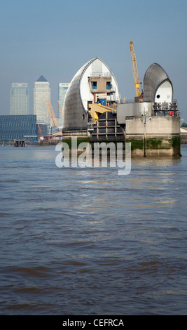 Thames Barrier Farbe Bildniss eines der Tore mit Canary Wharf im Hintergrund (Ctigroup & Hsbc) Stockfoto