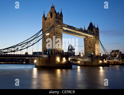 Tower Bridge über die Themse in London Stockfoto